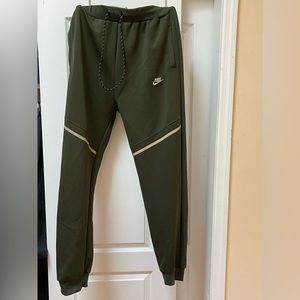 Nike Men’s sweatpants, olive green, 3XL.